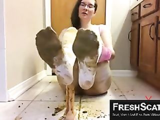 Girl Shits Her Leggings And Gets Scat On Her Feet And Then Rides Her Favorite Dildo