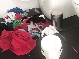 Mom Shits Huge Log In Tiny Potty