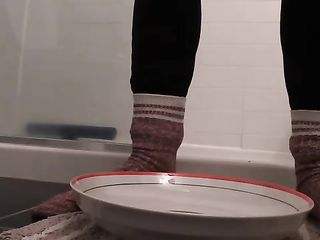 Sexy Girl With Nice Looking Pussy Shits On A Plate